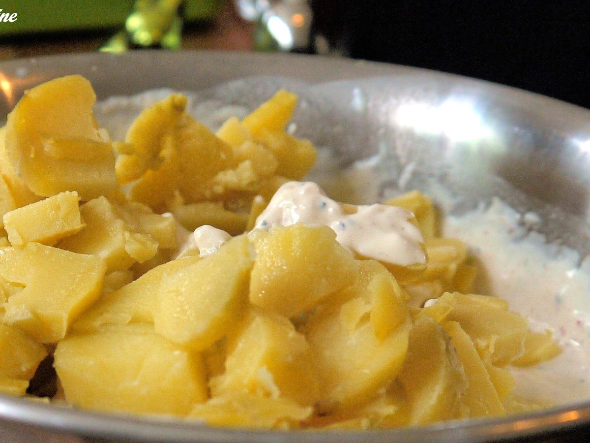 Pikanter Kartoffelsalat auf Joghurt Basis - einfach - 230 kcal/100g