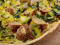 Lauchtorte mit Bratwurst - Rezept