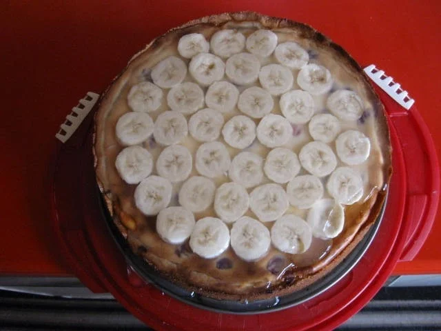 Käsekuchen mit Kirschen und Bananen - Rezept