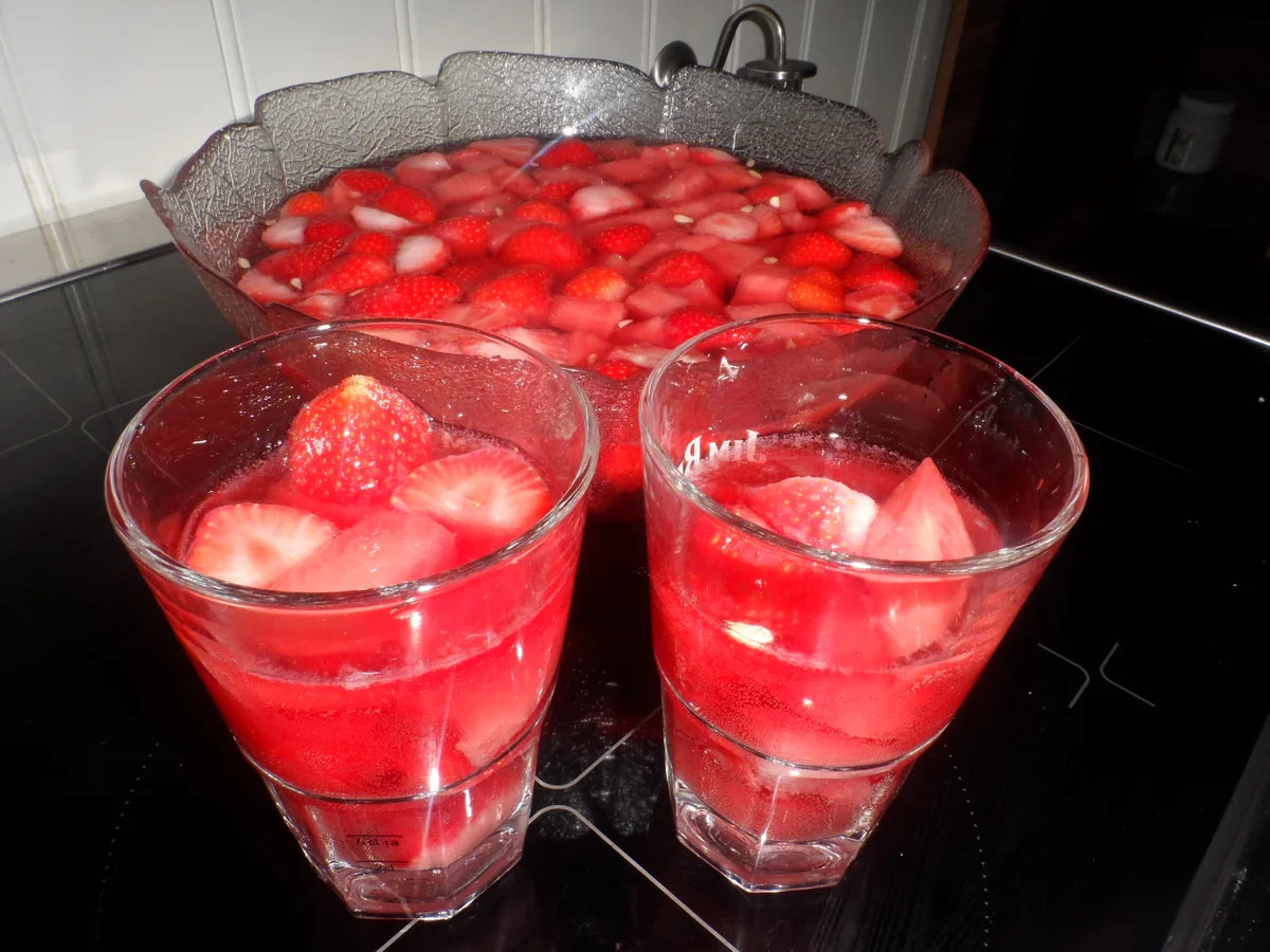 Rezept: BiNe` S ERDBEER - MELONENBOWLE Bild Nr. 3 BiNe` S ERDBEER - MELONENBOWLE - Rezept - Bild Nr. 3