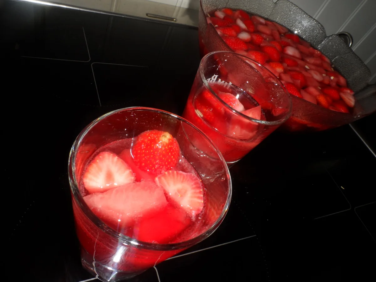 Rezept: BiNe` S ERDBEER - MELONENBOWLE Bild Nr. 2 BiNe` S ERDBEER - MELONENBOWLE - Rezept - Bild Nr. 2