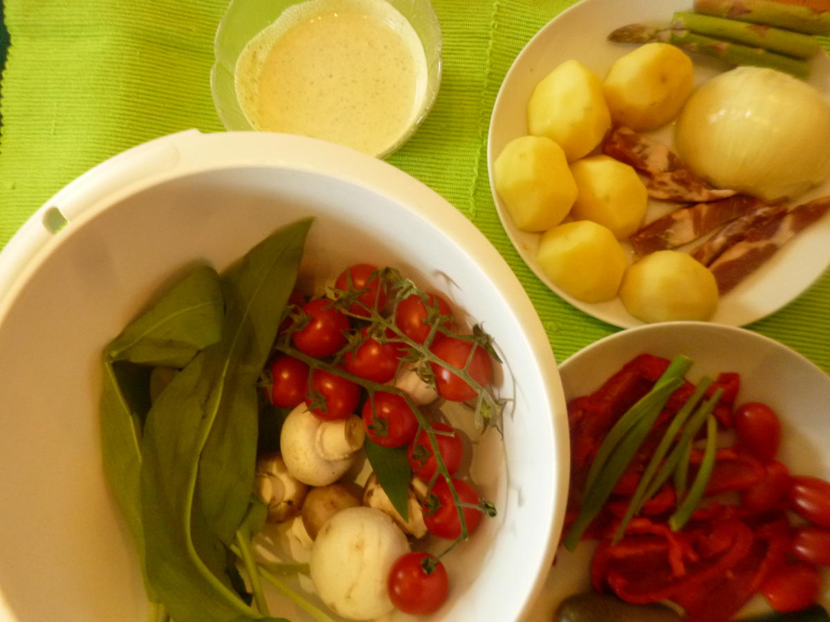 Kartoffelsalat mit Eiern, Cherrytomaten und Champignons - Rezept - Bild Nr. 2