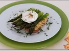 Bruschetta mit Käse, Spargel und pochiertem Ei belegt - Rezept