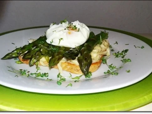 Rezept: Bruschetta mit Käse, Spargel und pochiertem Ei belegt Bild Nr. 2 Bruschetta mit Käse, Spargel und pochiertem Ei belegt - Rezept - Bild Nr. 2