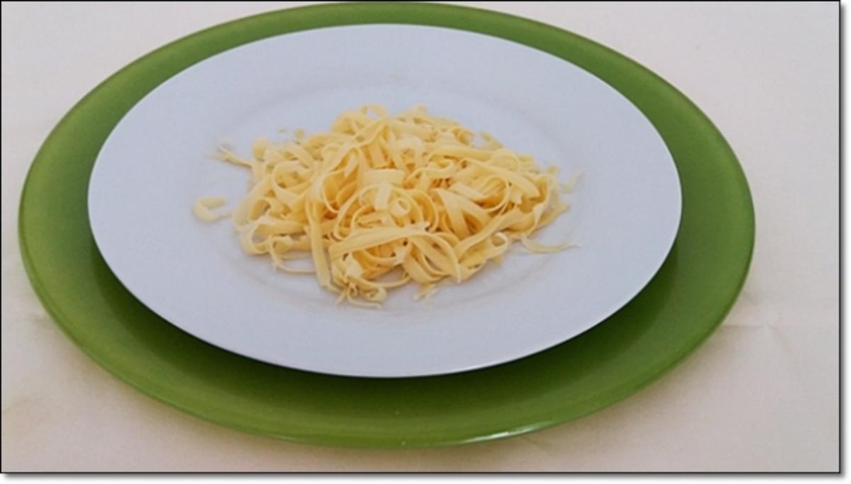 Bruschetta mit Käse, Spargel und pochiertem Ei belegt - Rezept - Bild Nr. 5