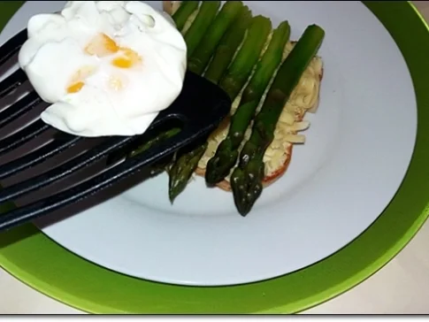 Rezept: Bruschetta mit Käse, Spargel und pochiertem Ei belegt Bild Nr. 8 Bruschetta mit Käse, Spargel und pochiertem Ei belegt - Rezept - Bild Nr. 8