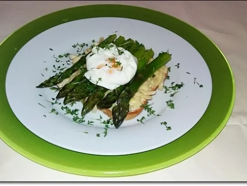 Rezept: Bruschetta mit Käse, Spargel und pochiertem Ei belegt Bild Nr. 10 Bruschetta mit Käse, Spargel und pochiertem Ei belegt - Rezept - Bild Nr. 10