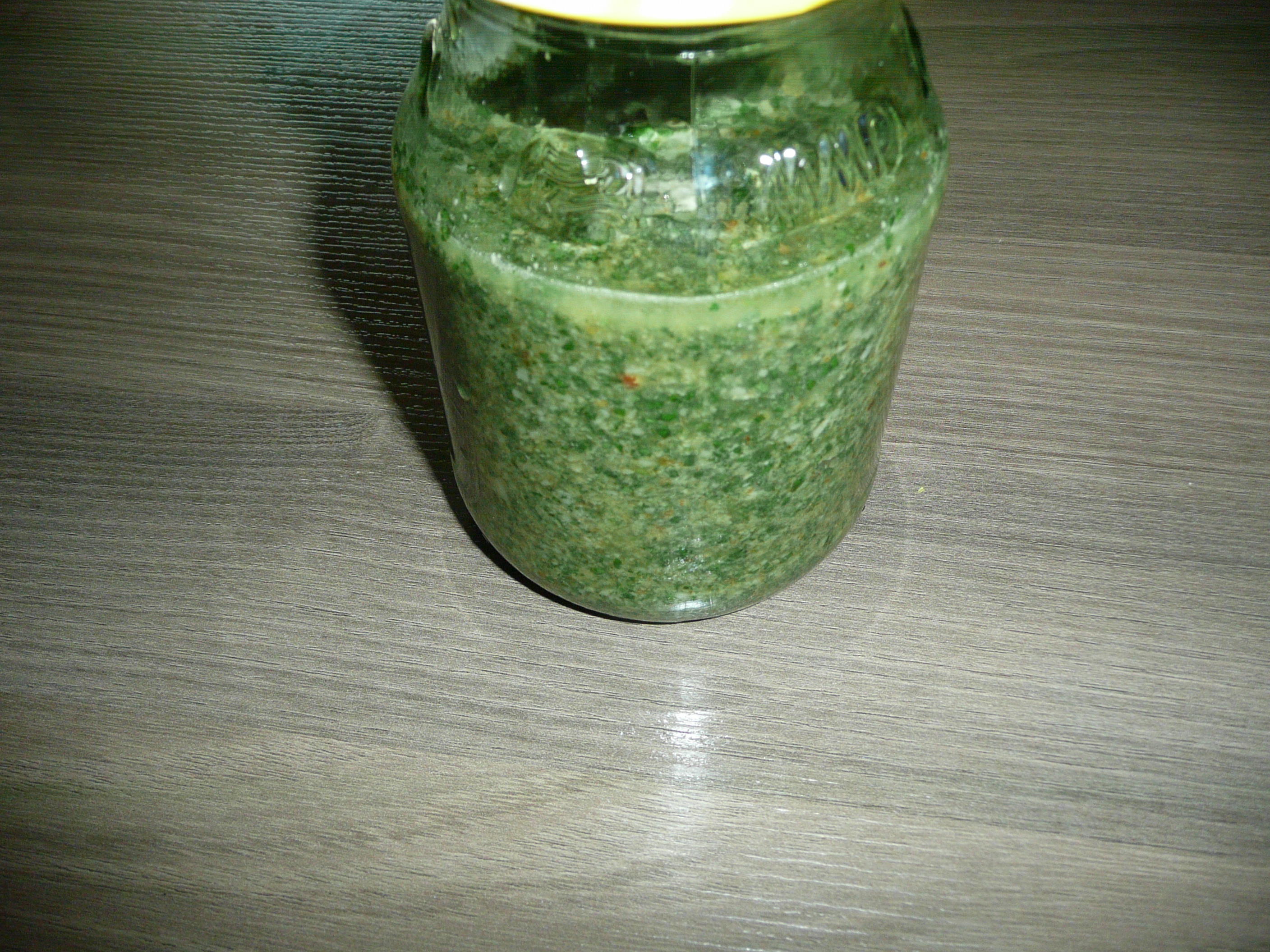 Bilder für Giersch Pesto mit Walnüssen, Rapsöl + Parmesan. - Rezept