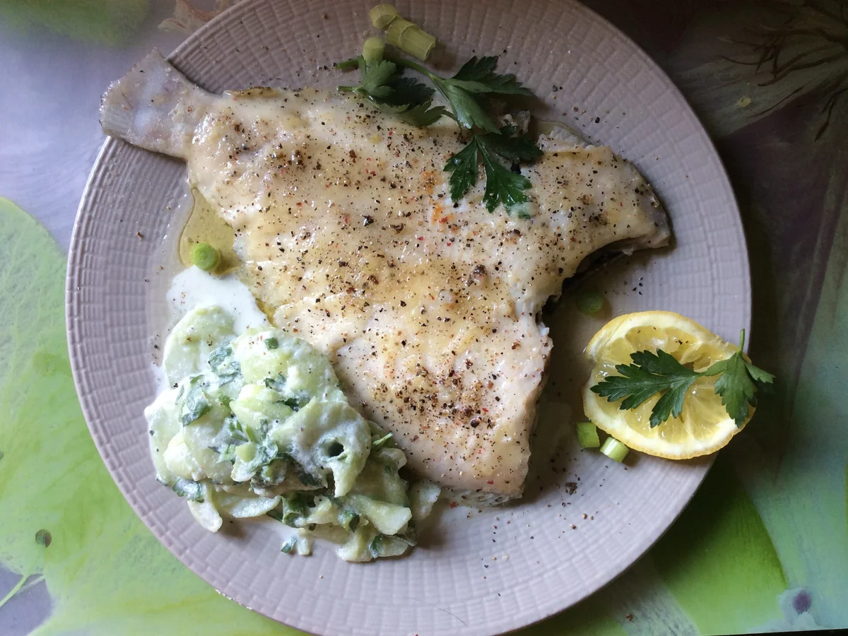 Gebratene Scholle mit Gurkensalat - Rezept