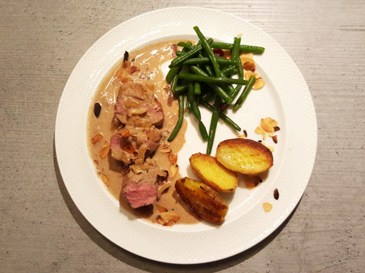 Kalbsfilet mit Sherry-Soße und Mandeln Speckbohnen und Brätlinge - Rezept