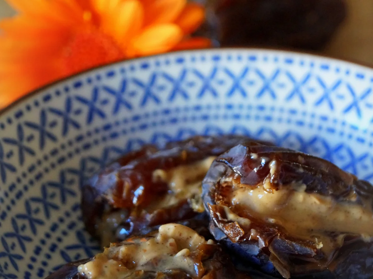 Rezept: Gesunder Snack: Datteln mit Nuss-Mus Gesunder Snack: Datteln mit Nuss-Mus - Rezept