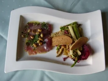 Rezept: Brotsalat von dreierlei Spargel mit roh mariniertem Tunfisch Brotsalat von dreierlei Spargel mit roh mariniertem Tunfisch - Rezept