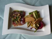 Brotsalat von dreierlei Spargel mit roh mariniertem Tunfisch - Rezept