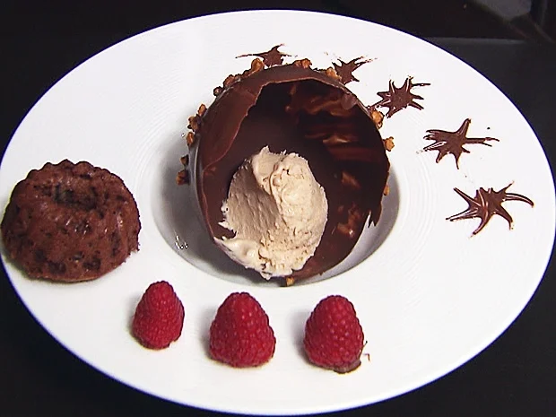 Schoko-Schalen mit Portwein-Eis, Kleine Rotwein-Küchlein mit Himbeeren - Rezept