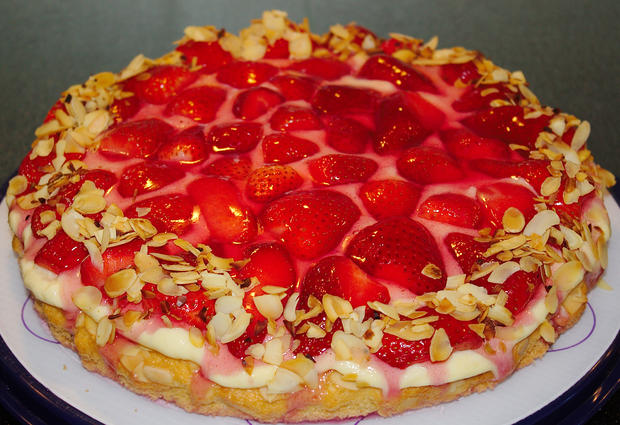 Erdbeerkuchen Mit cremiger Paradiescreme &amp;quot;Vanille&amp;quot; - Rezept mit Bild ...