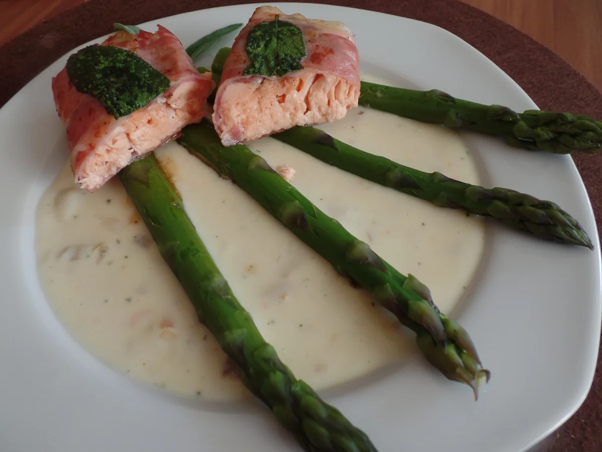 Rezept: Grüner Spargel mit Zitronensauce und Lachsfilet-Saltimbocca Grüner Spargel mit Zitronensauce und Lachsfilet-Saltimbocca - Rezept