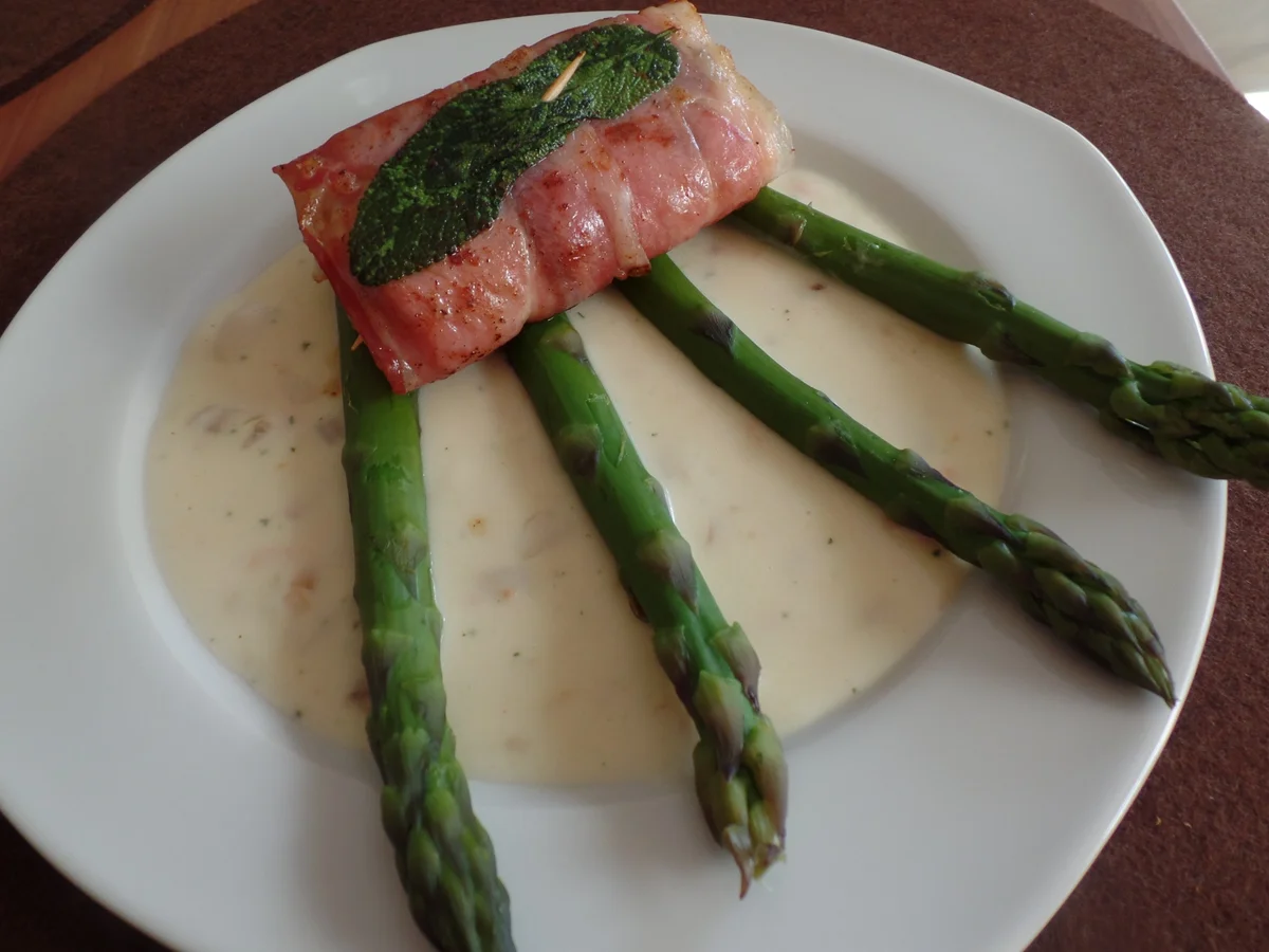 Rezept: Grüner Spargel mit Zitronensauce und Lachsfilet-Saltimbocca Bild Nr. 2 Grüner Spargel mit Zitronensauce und Lachsfilet-Saltimbocca - Rezept - Bild Nr. 2