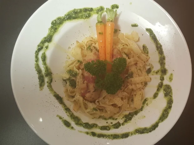 Tagliatelle in Weißwein-Soße mit Hähnchen im Speckmantel und frischen Kräutern - Rezept