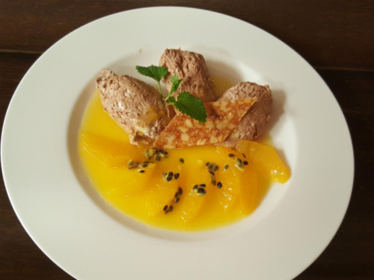 Nougat-Mousse mit Orangenkompott und Pinienkern-Walnuss-Krokant - Rezept
