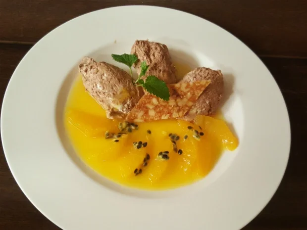 Nougat-Mousse mit Orangenkompott und Pinienkern-Walnuss-Krokant - Rezept