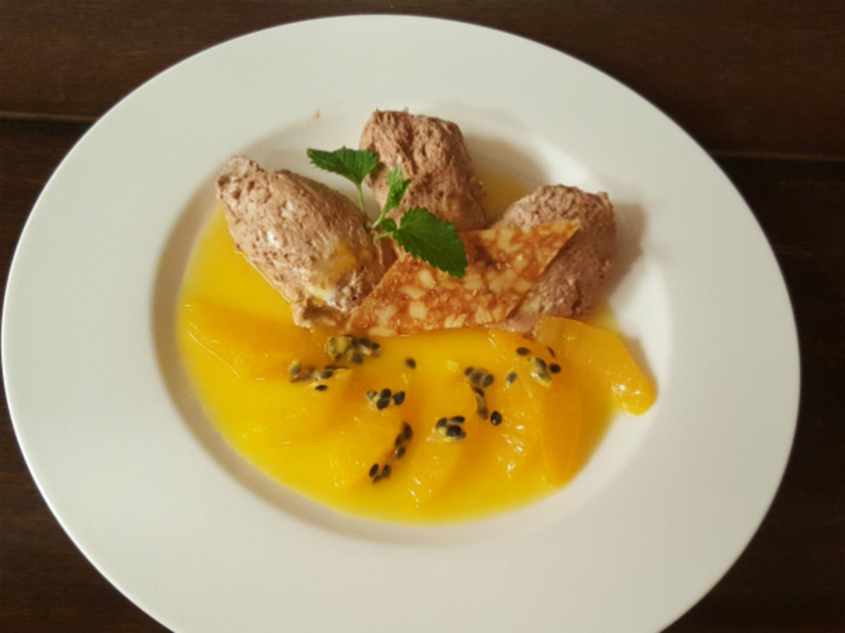 Nougat-Mousse mit Orangenkompott und Pinienkern-Walnuss-Krokant ...