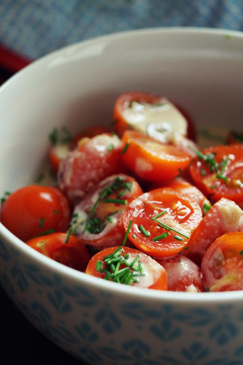 Tomaten-Salat mit Tahini-Dressing - Rezept