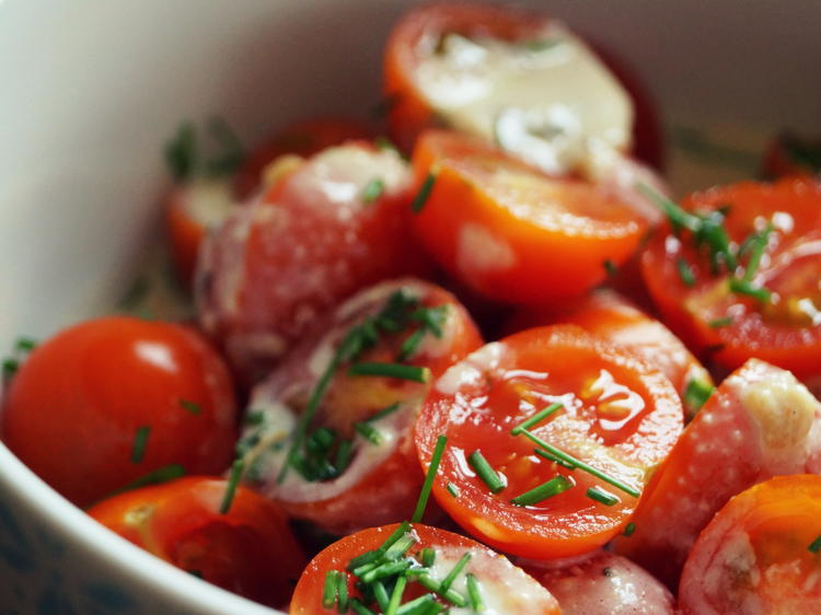 Tomaten-Salat mit Tahini-Dressing - Rezept - kochbar.de