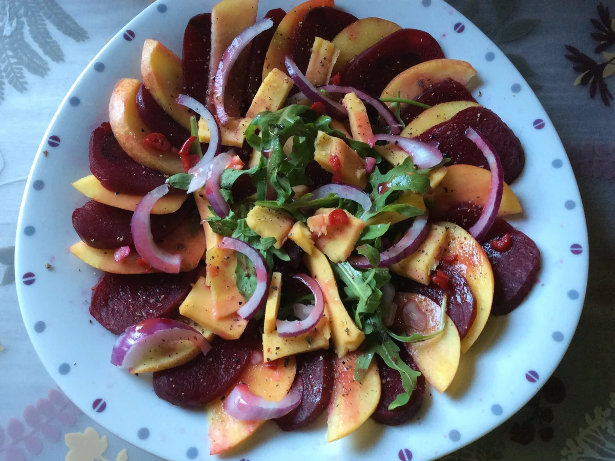 Rezept: Rote Bete-Nektarinen-Salat mit Käse Rote Bete-Nektarinen-Salat mit Käse - Rezept