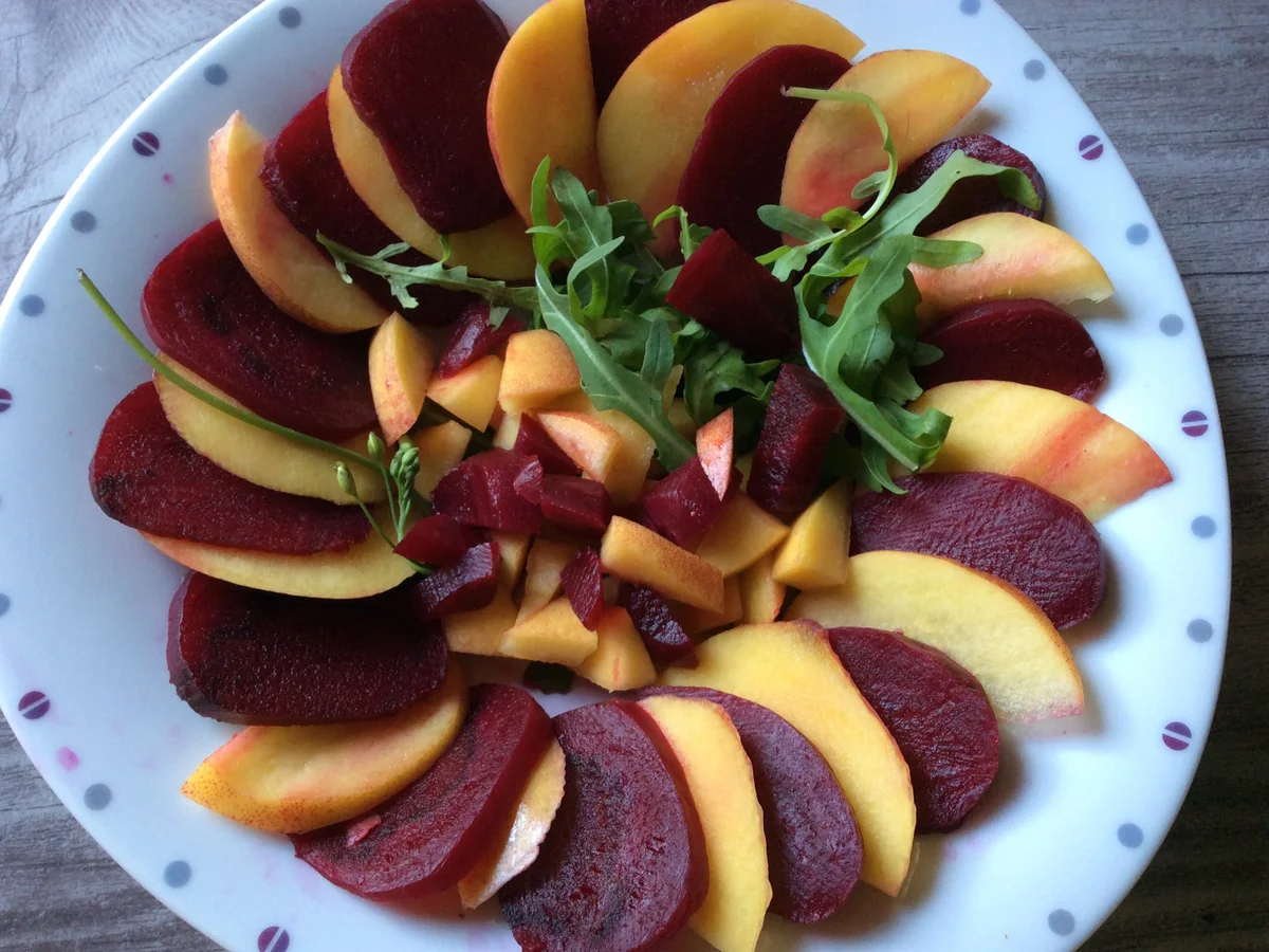 Rezept: Rote Bete-Nektarinen-Salat mit Käse Bild Nr. 3 Rote Bete-Nektarinen-Salat mit Käse - Rezept - Bild Nr. 3