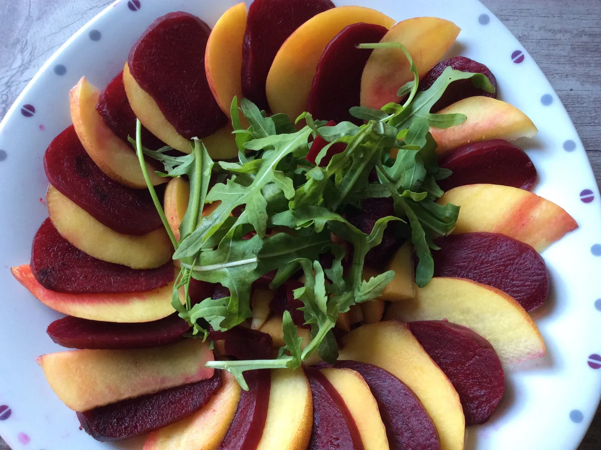 Rezept: Rote Bete-Nektarinen-Salat mit Käse Bild Nr. 4 Rote Bete-Nektarinen-Salat mit Käse - Rezept - Bild Nr. 4