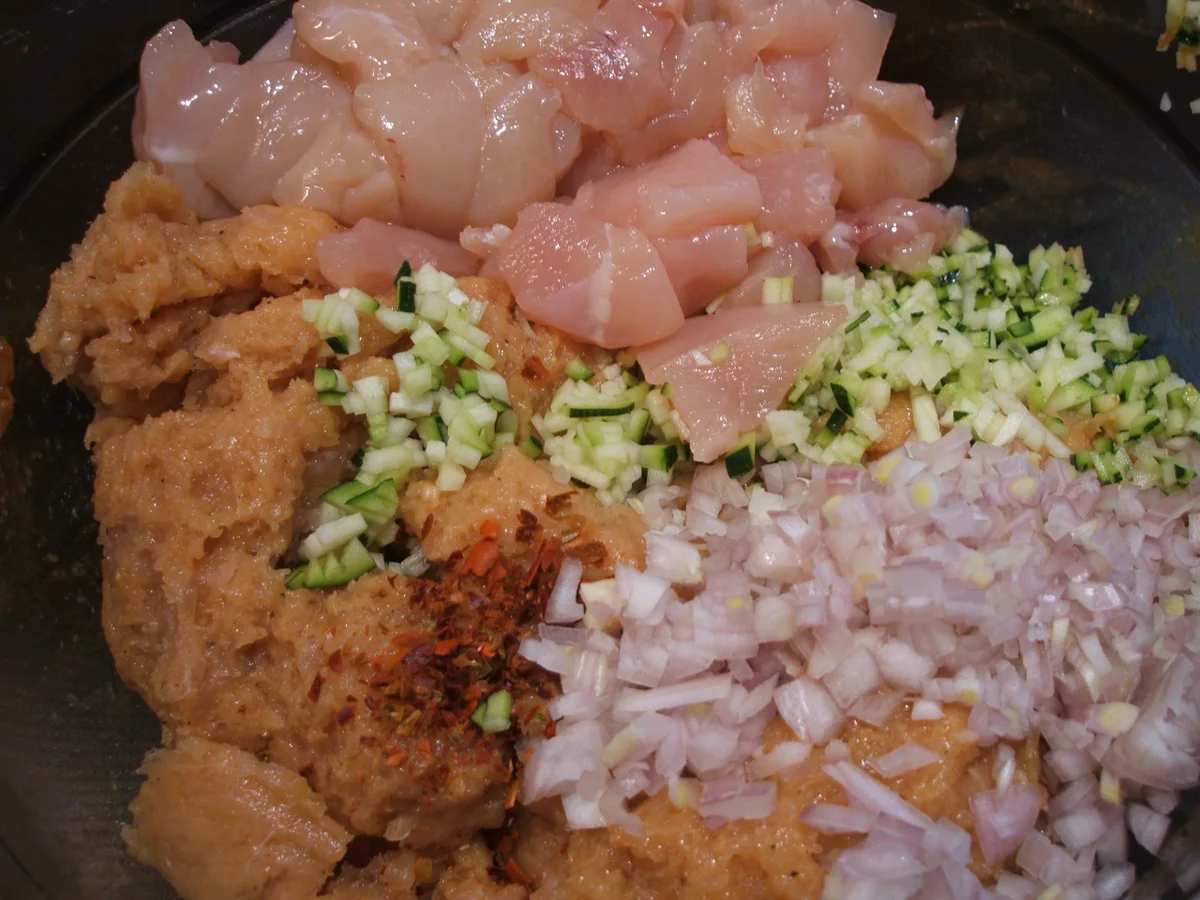 Wurst: Hähnchenbrustrolle mit Zucchini und Zwiebeln - Rezept - Bild Nr. 2