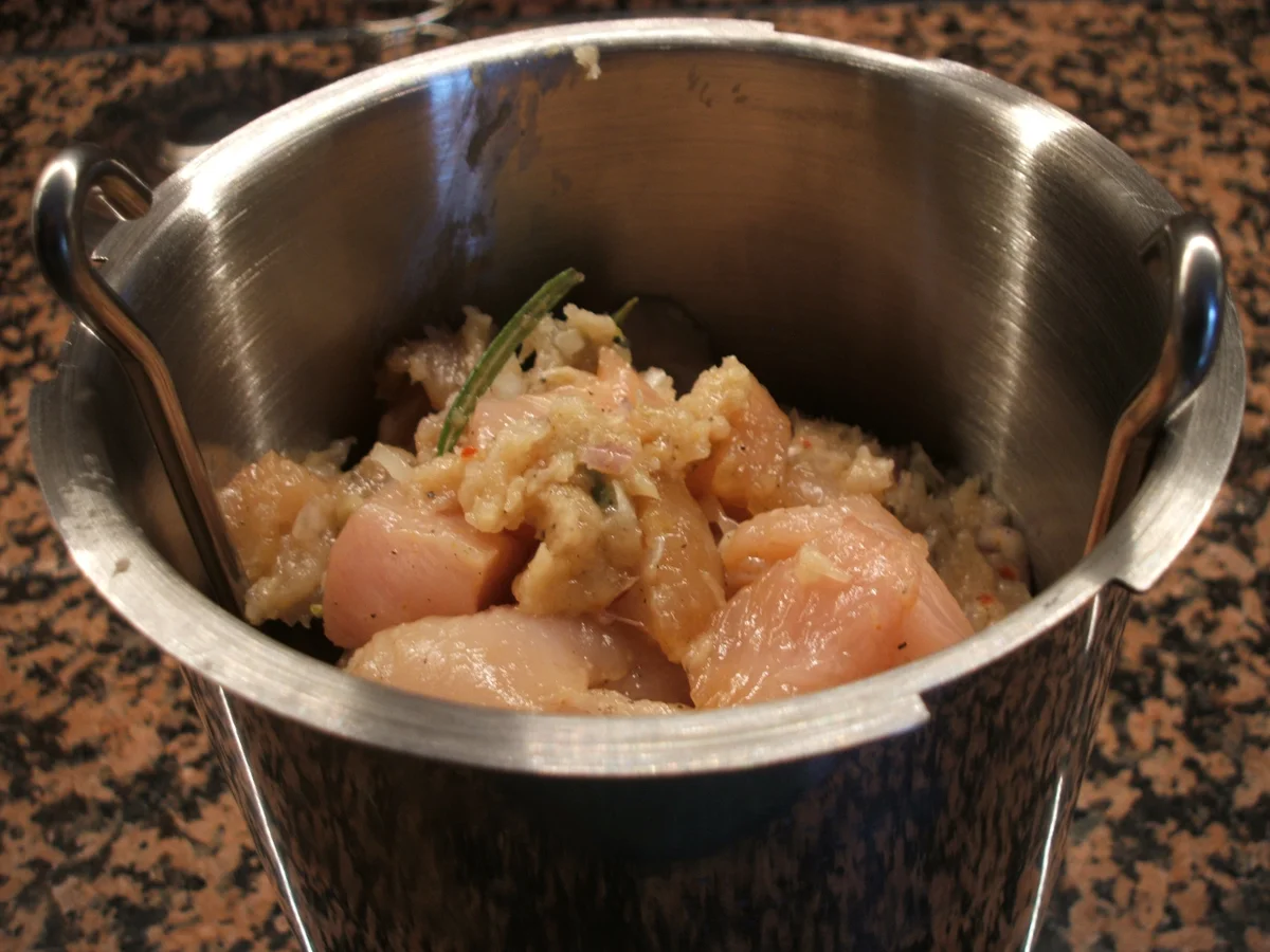 Wurst: Hähnchenbrustrolle mit Zucchini und Zwiebeln - Rezept - Bild Nr. 3