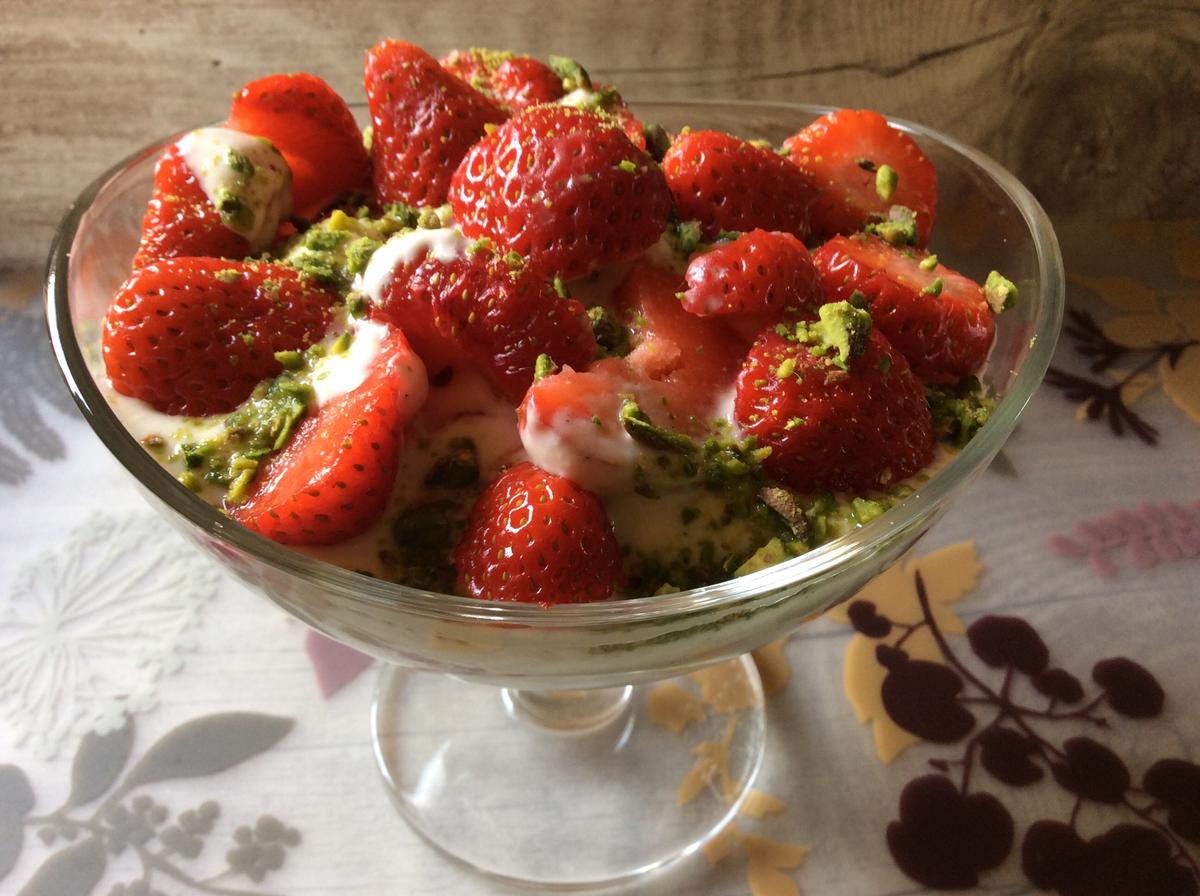 Erdbeeren mit Quark, Cidre und Pistazien - Rezept - Bild Nr. 2
