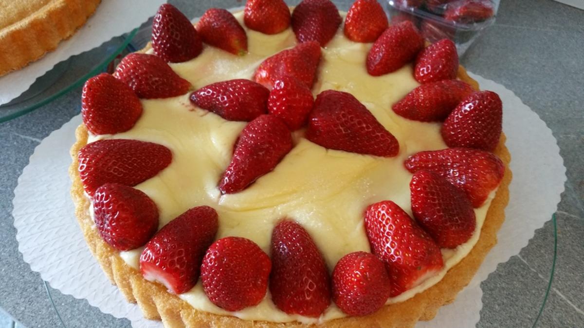 Erdbeertorte auf Biskuitboden - Rezept