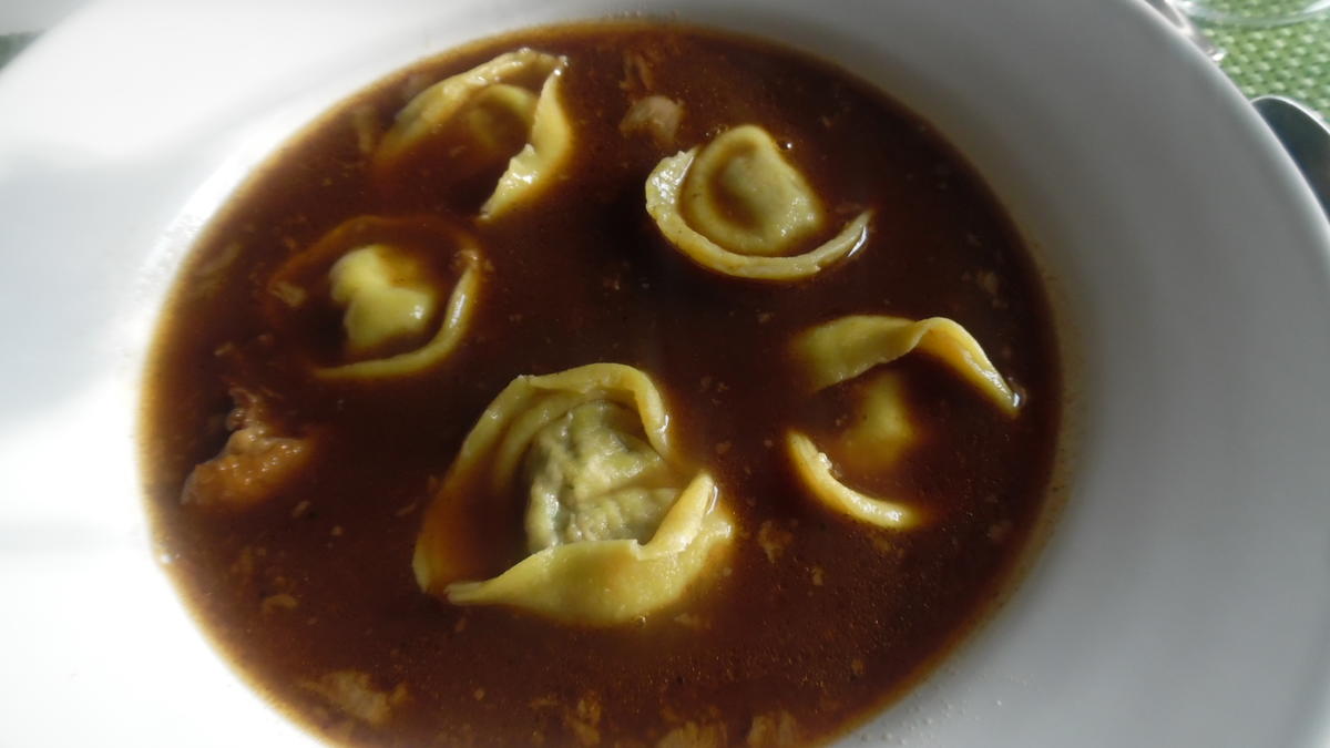 Ochsenschwanz-Suppe mit Tortellini-Einlage - Rezept
