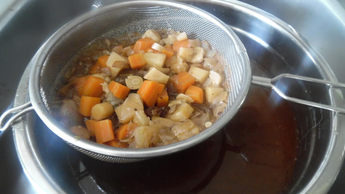 Ochsenschwanz-Suppe mit Tortellini-Einlage - Rezept - Bild Nr. 18
