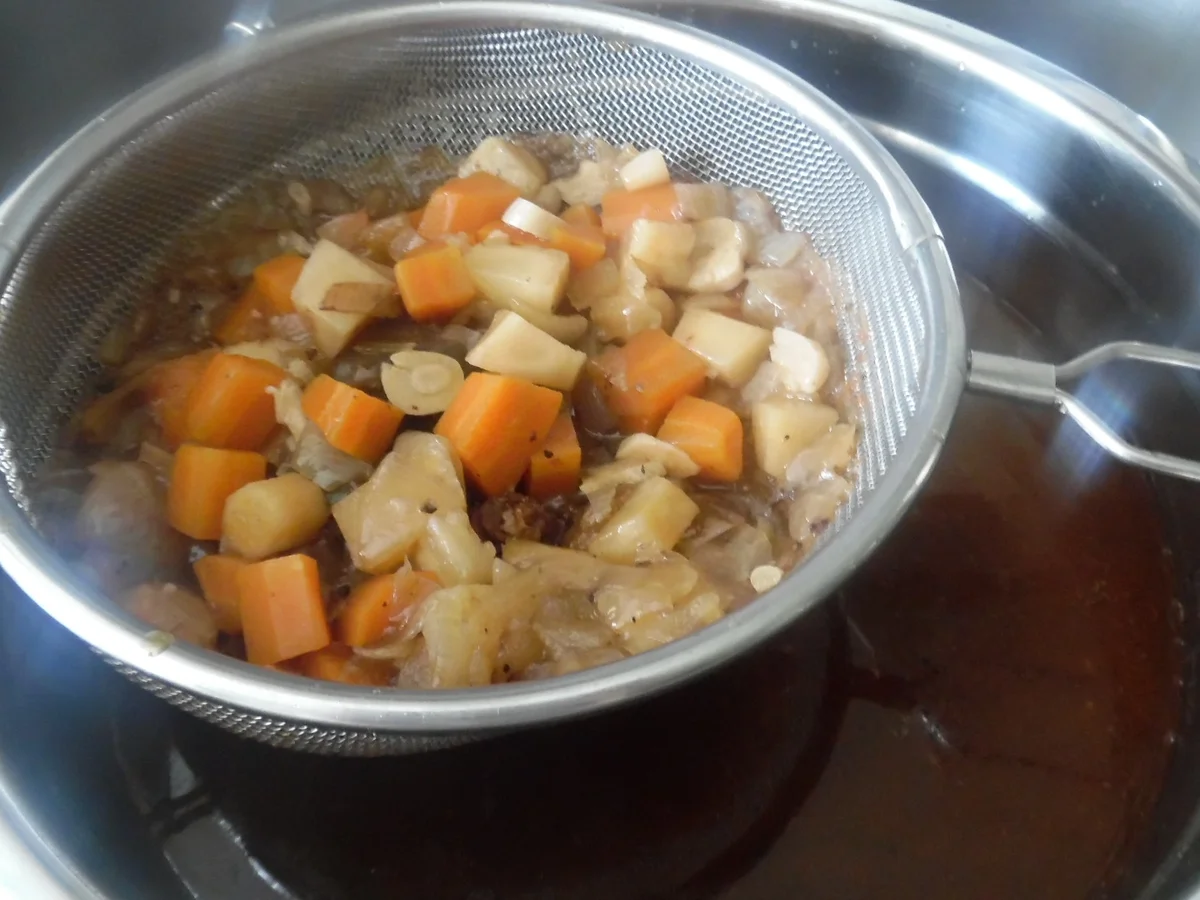 Rezept: Ochsenschwanz-Suppe mit Tortellini-Einlage Bild Nr. 18 Ochsenschwanz-Suppe mit Tortellini-Einlage - Rezept - Bild Nr. 18