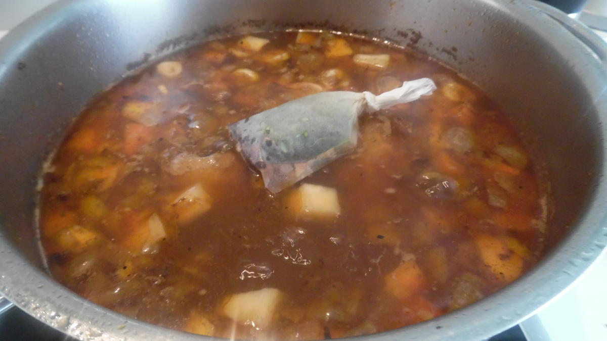 Ochsenschwanz-Suppe mit Tortellini-Einlage - Rezept - Bild Nr. 19