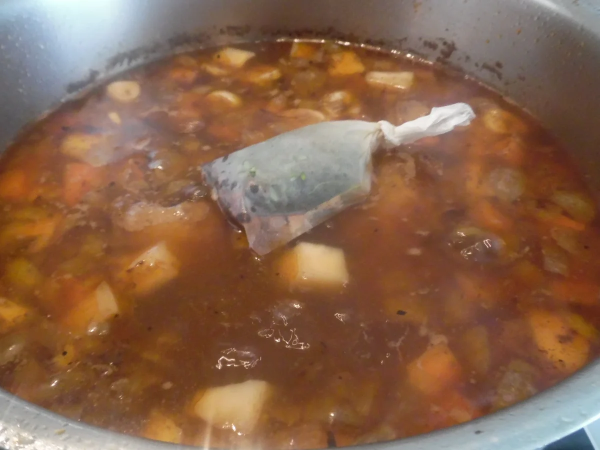 Rezept: Ochsenschwanz-Suppe mit Tortellini-Einlage Bild Nr. 19 Ochsenschwanz-Suppe mit Tortellini-Einlage - Rezept - Bild Nr. 19