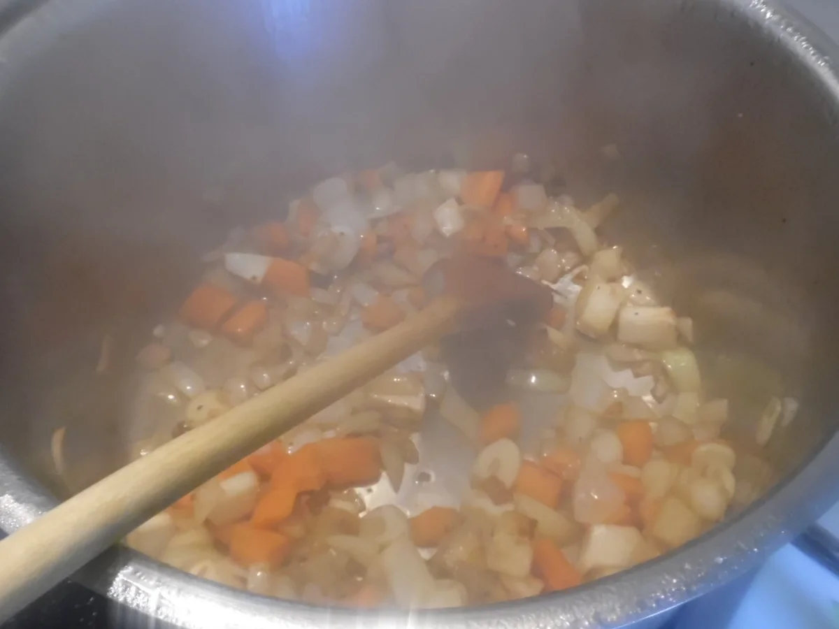 Rezept: Ochsenschwanz-Suppe mit Tortellini-Einlage Bild Nr. 23 Ochsenschwanz-Suppe mit Tortellini-Einlage - Rezept - Bild Nr. 23