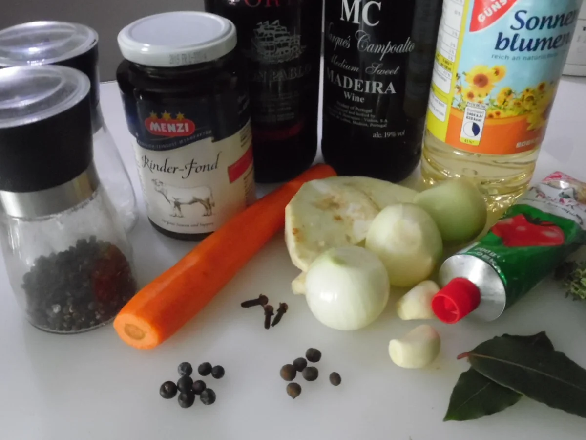 Rezept: Ochsenschwanz-Suppe mit Tortellini-Einlage Bild Nr. 26 Ochsenschwanz-Suppe mit Tortellini-Einlage - Rezept - Bild Nr. 26