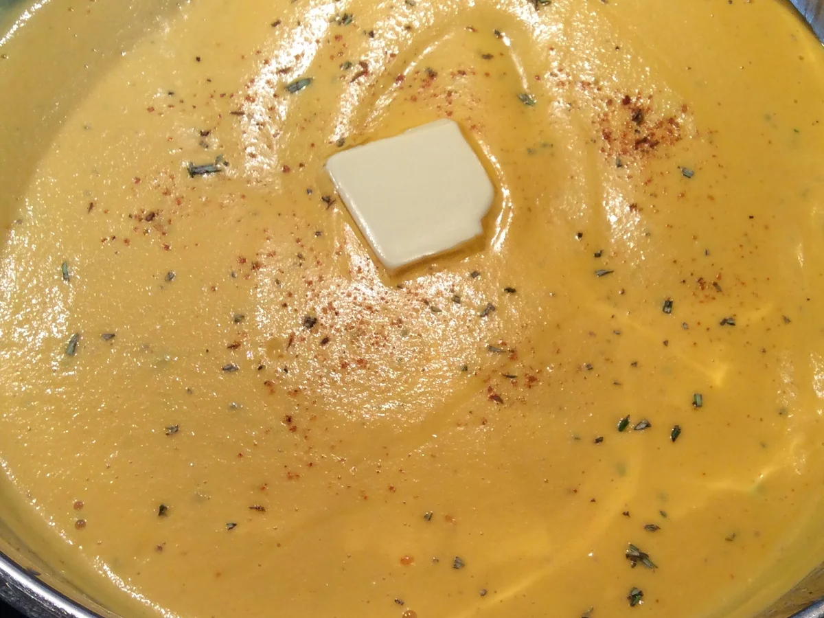 Möhrenschaumsoße auf Kohlrabi mit Lachsfilet - Rezept