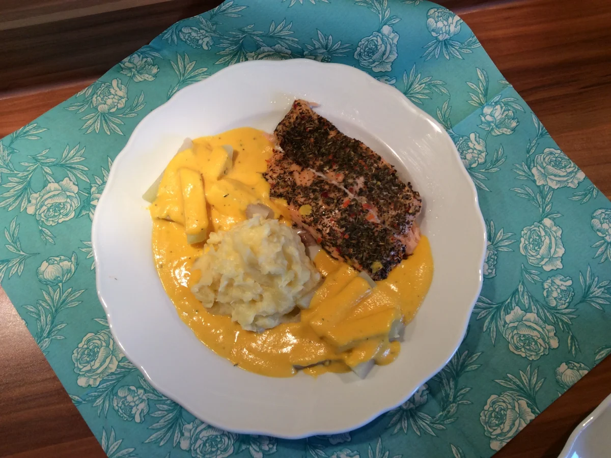 Möhrenschaumsoße auf Kohlrabi mit Lachsfilet - Rezept - Bild Nr. 2