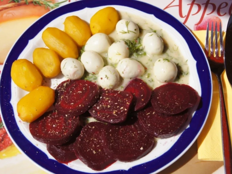 Wachteleier in Kräutersauce mit Frühkartoffeln und Rote Bete - Rezept