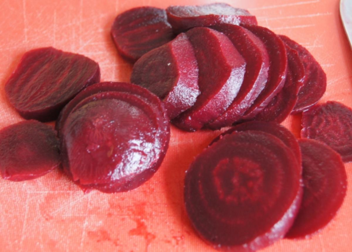Wachteleier in Kräutersauce mit Frühkartoffeln und Rote Bete - Rezept - Bild Nr. 12