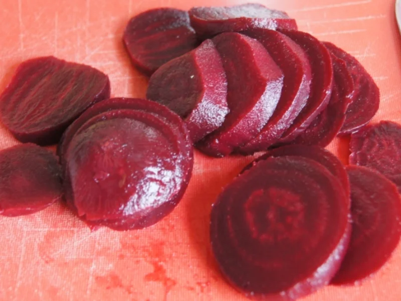 Wachteleier in Kräutersauce mit Frühkartoffeln und Rote Bete - Rezept - Bild Nr. 12