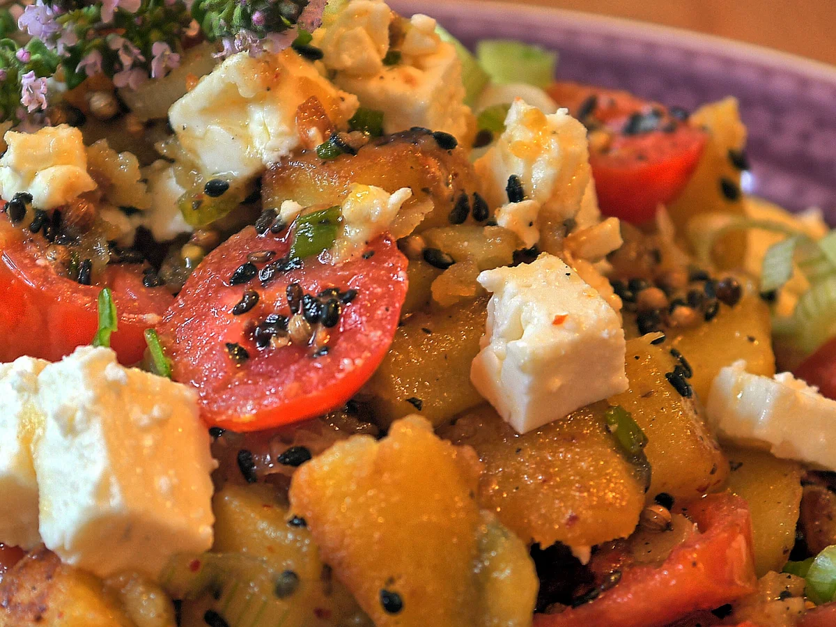 Rezept: Bratkartoffelsalat mit Feta und Ahornsirup-Dressing Bratkartoffelsalat mit Feta und Ahornsirup-Dressing - Rezept