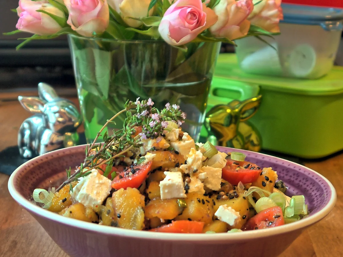 Rezept: Bratkartoffelsalat mit Feta und Ahornsirup-Dressing Bild Nr. 2 Bratkartoffelsalat mit Feta und Ahornsirup-Dressing - Rezept - Bild Nr. 2