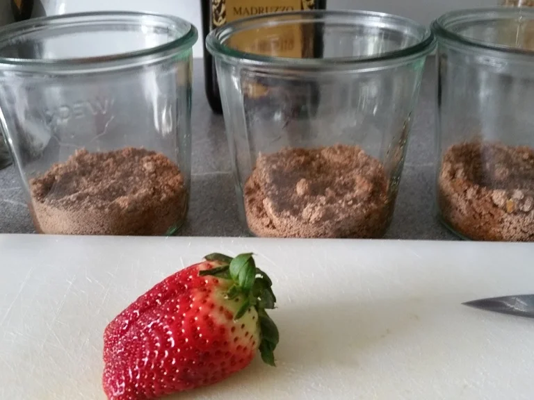 Schichtdessert ein Küchenunfall par exellence (Schoko-Biskuit) - Rezept - Bild Nr. 7