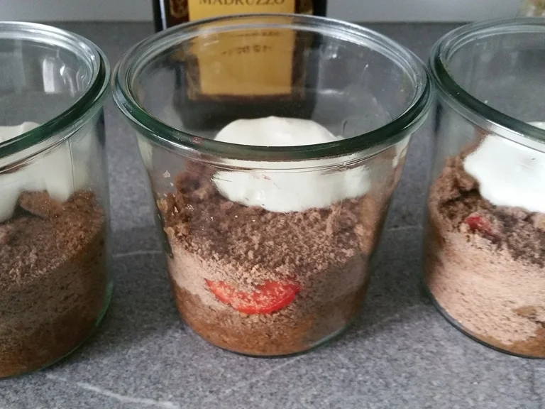 Schichtdessert ein Küchenunfall par exellence (Schoko-Biskuit) - Rezept - Bild Nr. 10